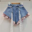 Quần short denim nữ retro với thiết kế khâu hoa hồng giả hai mảnh, phong cách thời thượng và ngọt ngào.