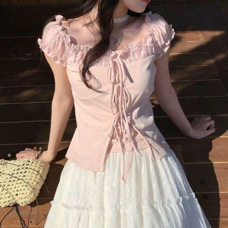 Áo thun phong cách Hàn Quốc nhẹ nhàng, slim-fit với họa tiết chấm bi và dây ruy-băng, phù hợp mùa hè