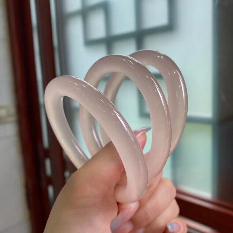 Vòng tay ngọc bích đá hồng tinh tế được cá nhân hóa