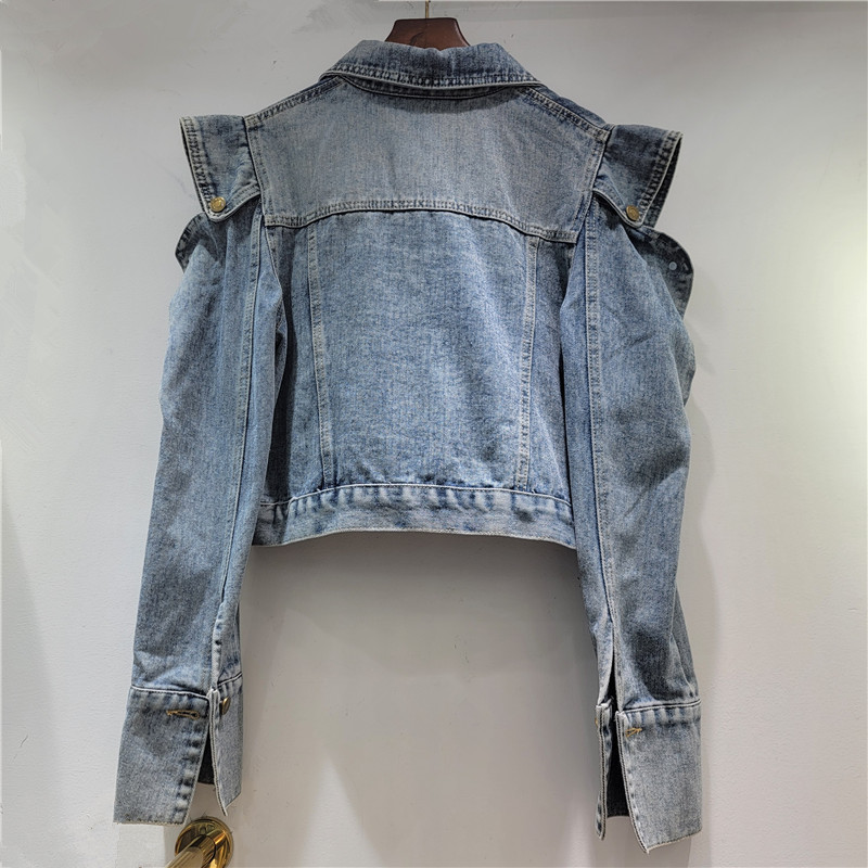 Denim Ngắn Mùa Xuân 2026 với Nút Vai Kim Loáng Hình Rỗng
