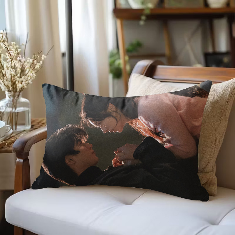 Vỏ gối Polyester hình chữ nhật một mặt Shine on Me, Vỏ gối Song Weilong & Zhao Jinmai, Máy giặt được, Thích hợp để trang trí phòng khách giường Sofa (Không bao gồm lõi)