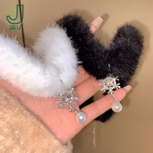Bánh chocker bông tuyết sang trọng với lông vũ, phù hợp làm quà tặng cho tiệc cưới và Giáng sinh