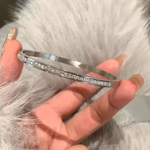 Vòng Tay Nữ Steal Titan Zircon Ánh Sáng Sang Trọng 2025