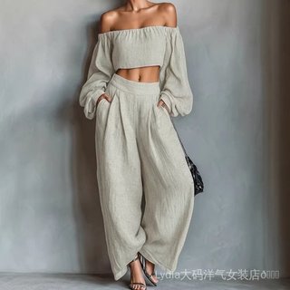 Quần short một vai và áo phông phong cách nghỉ dưỡng cho nữ, phù hợp mặc mùa hè