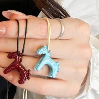 Vòng cổ mặt ngựa vintage với men đa sắc - Trang sức đơn giản, phù hợp làm quà tặng