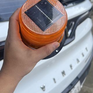 Đèn xoay CỨU HỎA màu vàng NĂNG LƯỢNG MẶT TRỜI có NAM CHÂM hút đế dành cho xe