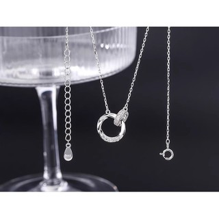 Vòng cổ mặt dây chuyền thiết kế sang trọng với họa tiết hoa hồng vàng ánh sáng, phù hợp trang sức cưới