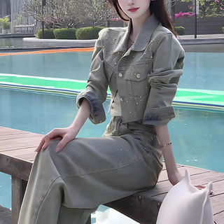 Bộ đồ denim đính đá cao cấp dành cho nữ: áo khoác ngắn thời trang sang trọng và quần dài ống rộng