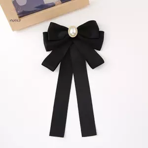 Hộp phụ kiện gồm corsage lớn và nhỏ, ruy băng thắt nơ, trâm cài dây cotton nhung cho nữ.