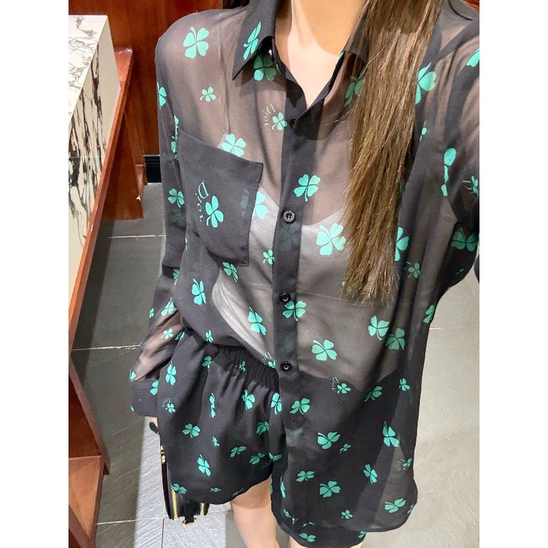 Bộ đồ nữ mới có áo sơ mi và quần short in hình ve áo
