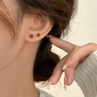 Bộ bông tai bạc màu đỏ hình cỏ bốn lá, gồm 4 món, thiết kế đơn giản và sang trọng