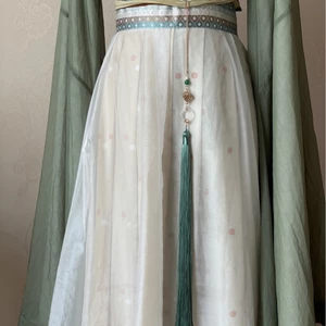 Cổ Điển Phong Cách Hanfu Với Thiết Kế Eo Hẹp, Nút Áo Và Tua Rua Sáng Tạo