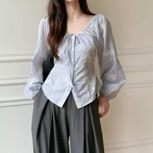 Mùa xuân hè 2026 - Áo thun nữ style Hàn Quốc, thêu họa tiết, dáng slim-fit