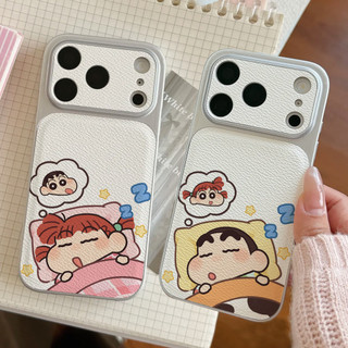 Ốp điện thoại ngủ cặp đôi Crayon Shin-chan Nene cho iPhone 17 / 16 / Pro / 15Plus / 14 / 13 / 12 / 11 / Kết cấu da phủ kim loại Vỏ bảo vệ chống sốc và chống rơi