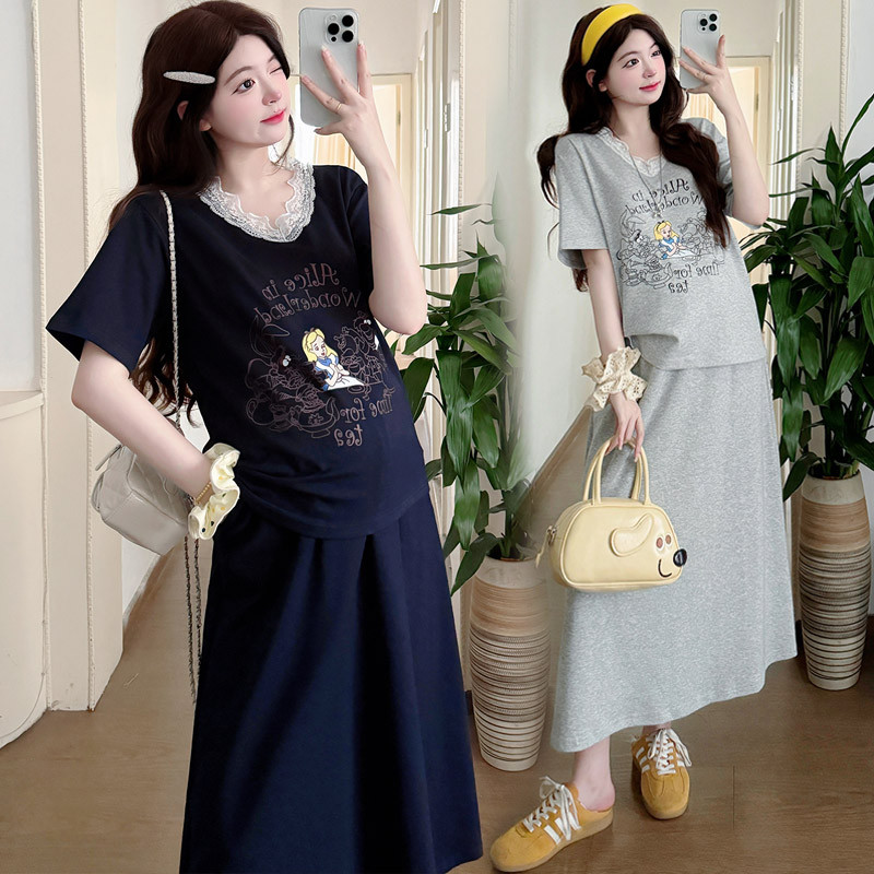 Bộ đồ bà bầu hai mảnh: áo thun in họa tiết ren và váy, phù hợp mùa hè