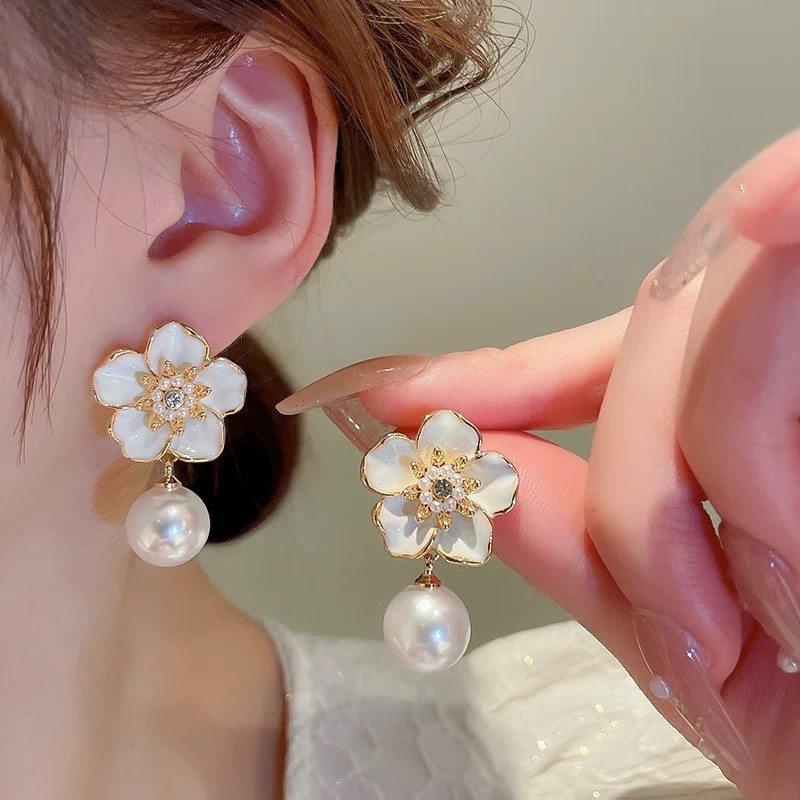 Bông tai ngọc trai hoa trà Pháp ngọt ngào, đính kim cương sang trọng, phong cách cổ điển