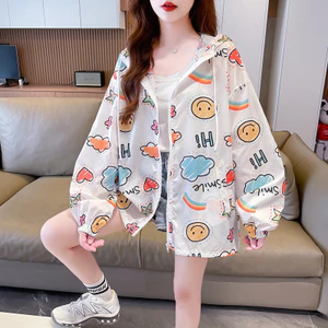 Áo khoác slim fit chống nắng, chất liệu ice silk dài tay, phù hợp mặc ngoài trời.