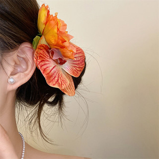Kẹp tóc hoa vỏ ngọc trai bằng vải, phù hợp cho chụp hình phong cách kỳ nghỉ với kẹp mỏ vịt