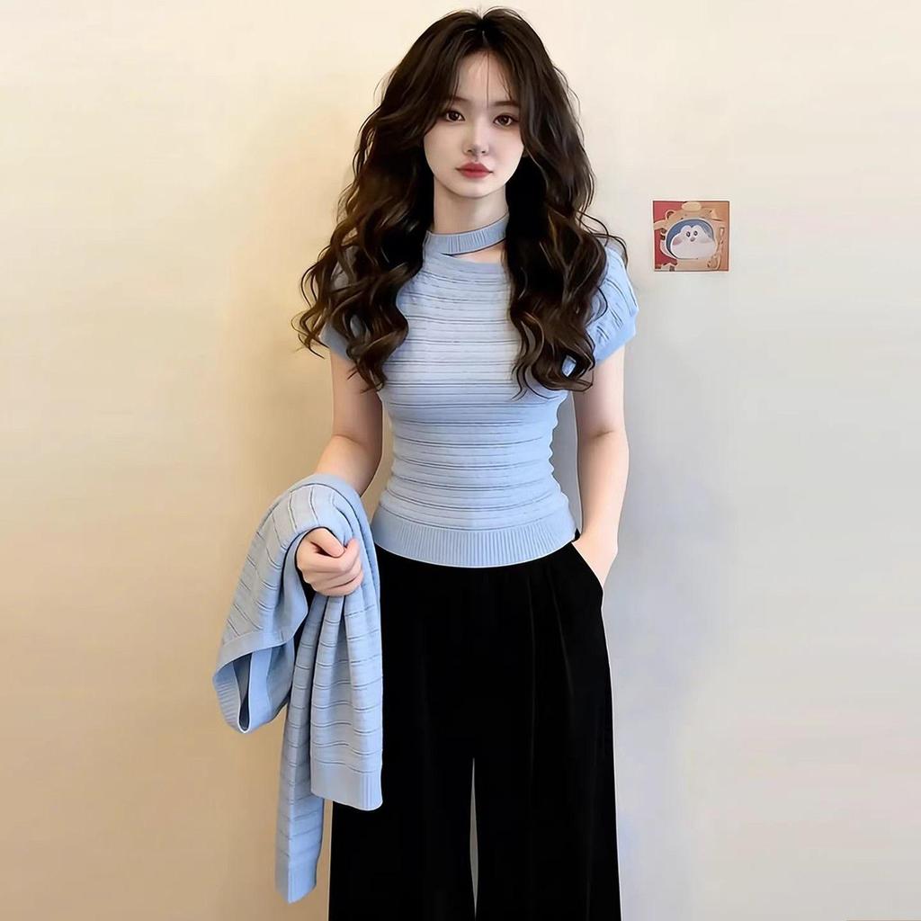 Áo halterneck dáng slim-fit màu xanh nhạt thiết kế hở ngực, phù hợp cho thời trang casual