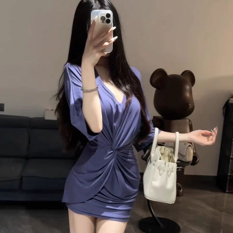 Váy xuân hè phong cách mới cổ chữ V, tay búp bê xoắn với eo nẹp tinh tế