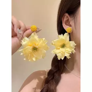 Bông tai hoa hồng vàng
