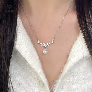 Mặt dây chuyền ngọc trai hoa tinh tế với đá zircon sang trọng, phù hợp làm quà tặng sinh nhật hoặc trang sức đám cưới.