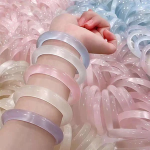Vòng tay opal nhân tạo VN với họa tiết đám mây nhiều màu sắc, làm sáng tone da, kết hợp bột khoáng tự nhiên và thủy tinh chất lượng cao, phù hợp phong cách nữ nhẹ nhàng.