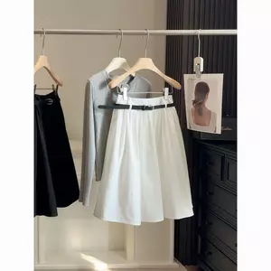 Váy chữ A màu trắng preppy, phong cách Hàn Quốc cho mùa hè với eo thun và chất liệu lông tơ giữa.
