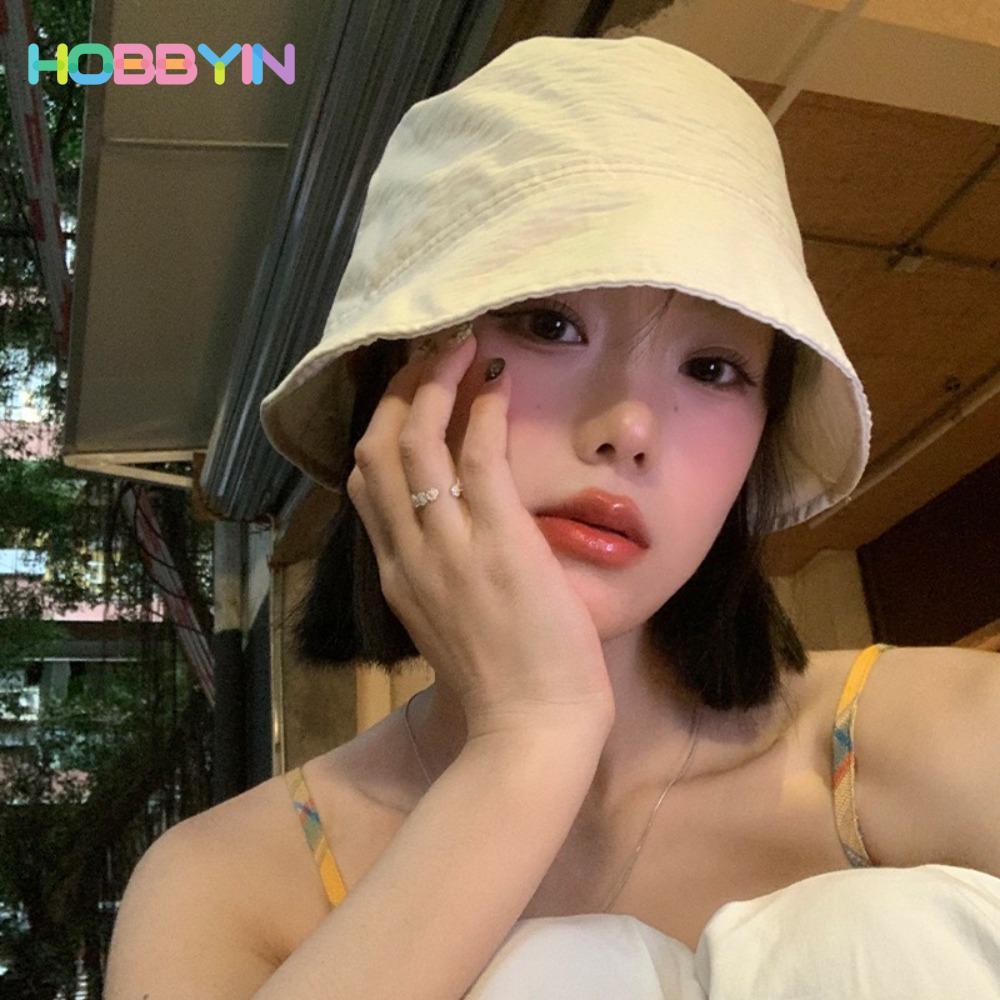 Mũ xô HOBBYIN có dây rút điều chỉnh, phù hợp đi biển với thiết kế đơn giản và bảo vệ làn da dưới nắng mặt trời.