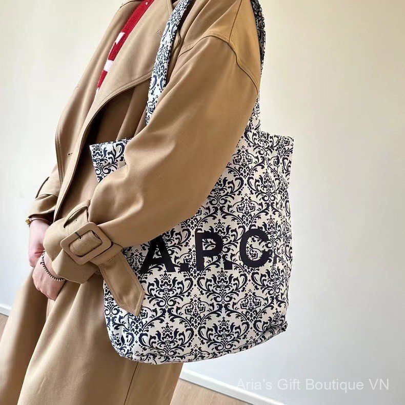 [Aria-G1] APC Xanh Trắng Sứ In Vai Túi Vải Phong Cách Mới Dung Tích Lớn Thời Trang Túi Mua Sắm Di Động Túi Tote Niche