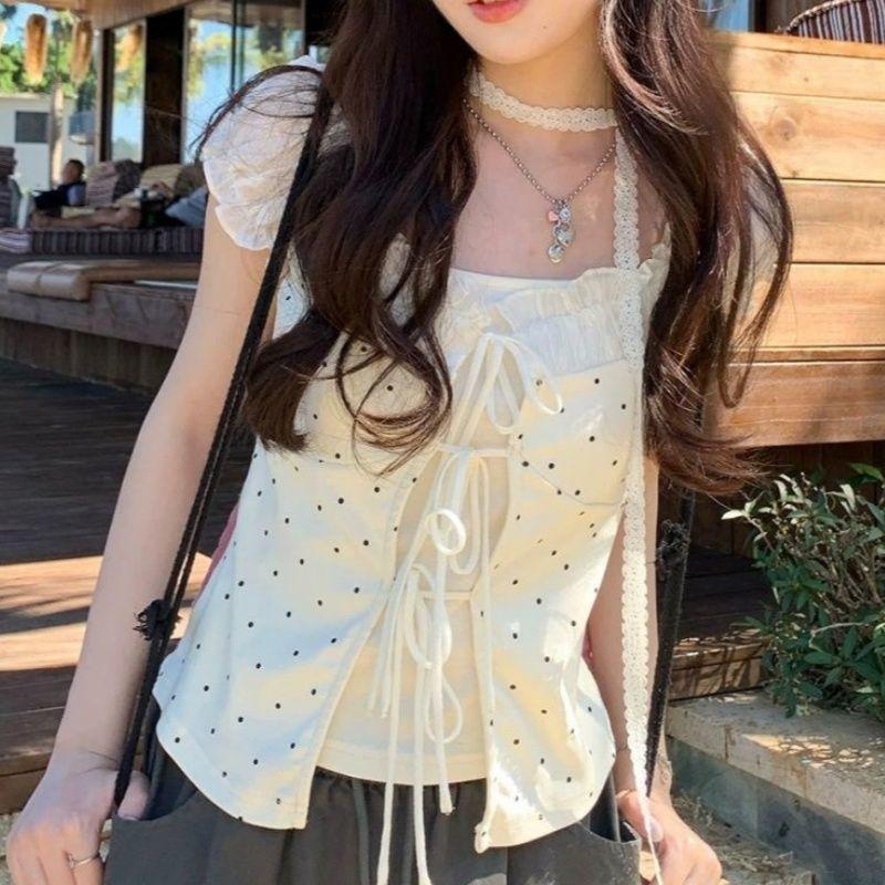 Áo thun phong cách Hàn Quốc nhẹ nhàng, slim-fit với họa tiết chấm bi và dây ruy-băng, phù hợp mùa hè
