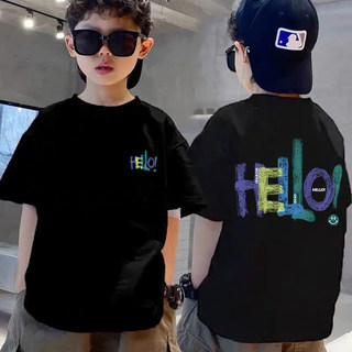 Áo thun ngắn tay cho bé trai với chữ "hello" tiếng Anh và một hình in nhỏ đơn giản; kiểu dáng thoải mái và dễ phối đồ.
