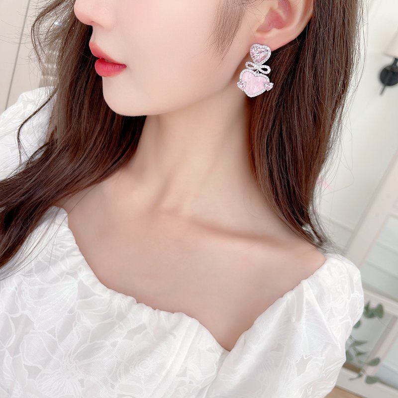 Bông tai trái tim hồng ngọt ngào giống như cổ tích thời trang