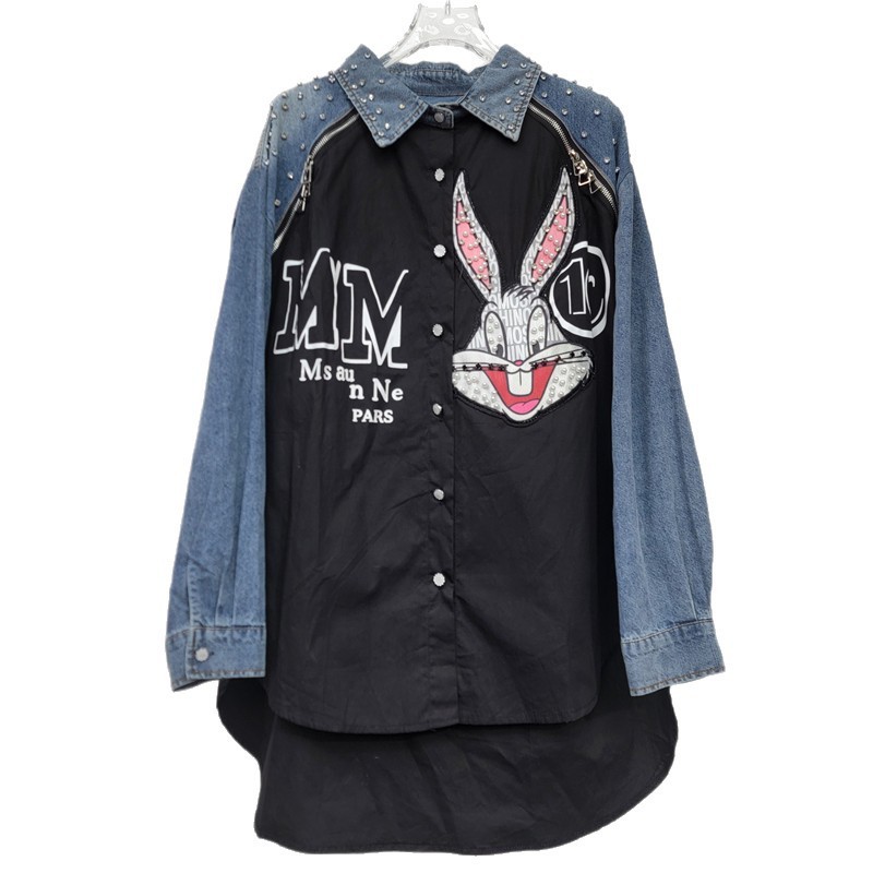 Áo sơ mi denim hai vai với họa tiết hoạt hình và kim cương khâu