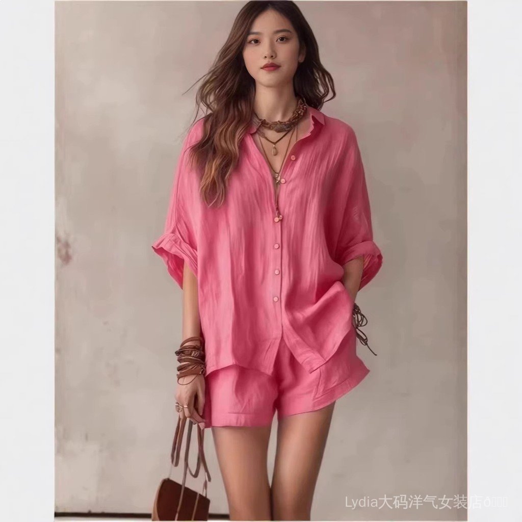 Bộ đồ thường ngày cho nữ mùa xuân-hè, bao gồm quầnshort và áo sơmi rộng, phù hợp với plus size