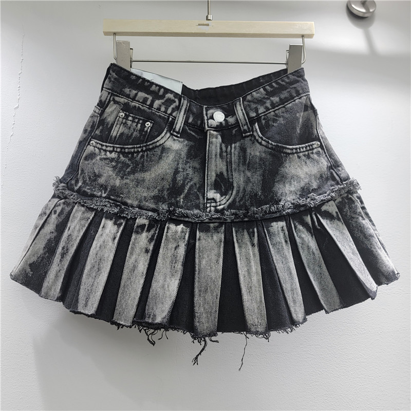 Váy ngắn denim xếp ly màu đen, phù hợp mùa hè với thiết kế đậm chất văn hóa châu Á và thắt lưng dyed.