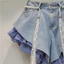 Quần short denim eo cao mùa hè 2026 với thiết kế phong cách mới, thắt lưng và kẻ sọc mảnh.