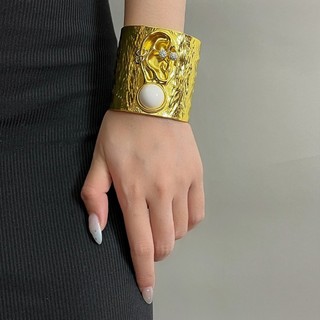 Vòng tay rộng cổ điển, thiết kế cá tính, phù hợp xu hướng thời trang hiện đại