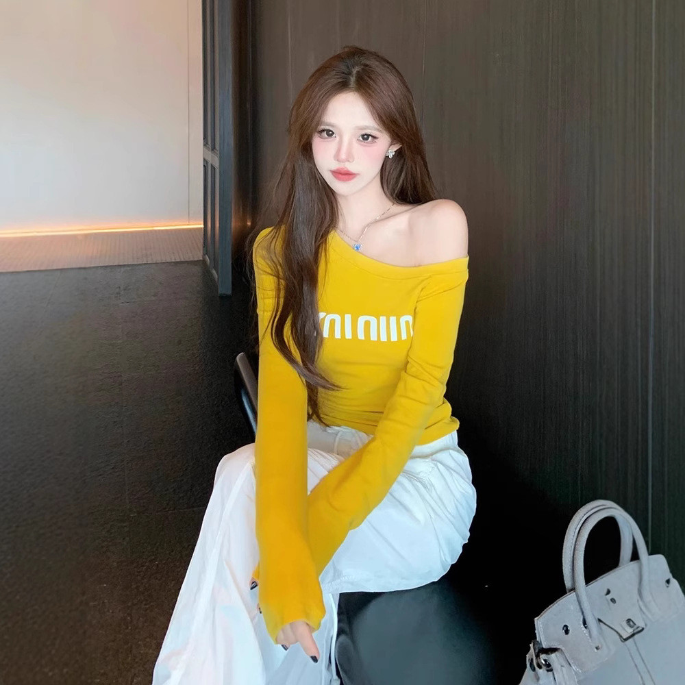 Áo thun dài tay cổ vuông màu vàng in chữ mỏng, thiết kế chui đầu, phù hợp mùa thu