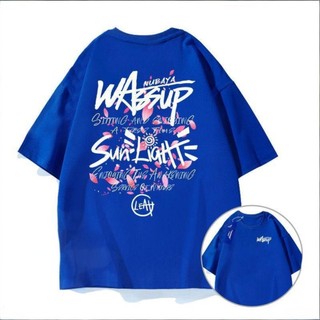 Áo thun nam kiểu Mỹ, được trang trí bằng chữ viết nghệ thuật và họa tiết hoa graffiti, mang phong cách thường ngày.