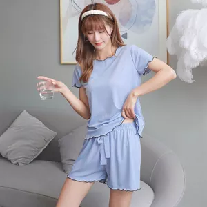 Đồ ngủ nữ mùa hè chất liệu lụa, dáng rộng, quần ngắn và áo cánh ngắn, có đệm ngực.