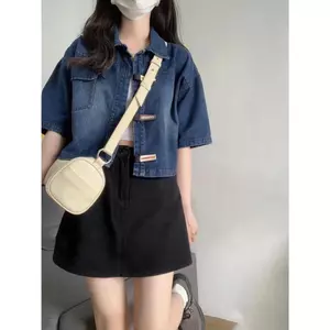 Áo sơ mi denim tay ngắn dáng rộng, phù hợp làm áo khoác nhẹ