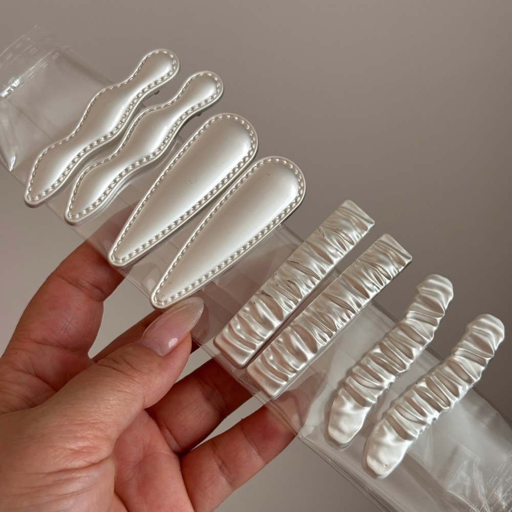 Kẹp tóc ngọc trai trắng xếp ly kim loại, tiện dụng cho việc dụ sóng và kẹp bên