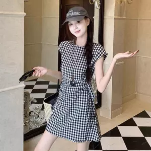 Đầm caro đen trắng cổ điển Hàn Quốc, thiết kế buộc dây giúp eo nhỏ gọn