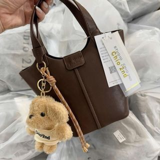 Túi Chio Giỏ Làn Nâu Trơn Kèm charm Cún Bông - Có dây đeo chéo