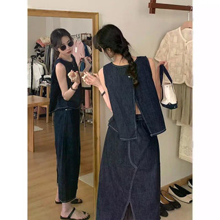 Áo vest dáng rộng cổ điển Nhật Bản và váy denim màu xanh đậm, xẻ eo cao co giãn, phong cách Hàn Quốc