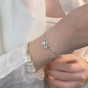 Vòng tay nữ phong cách Trung Hoa với họa tiết hoa lily và đá quý, thiết kế cổ thoáng mát