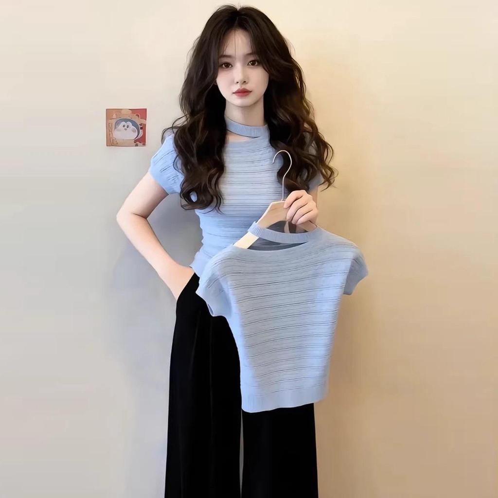 Áo halterneck dáng slim-fit màu xanh nhạt thiết kế hở ngực, phù hợp cho thời trang casual