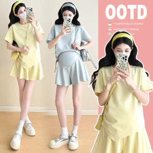 Bộ đồ bà bầu hai mảnh: áo thun dáng rộng và quần short, phù hợp cho các buổi đi chơi mùa hè.