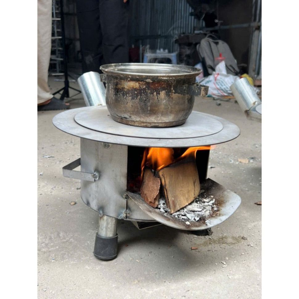 "Bếp củi thông minh ống khói, phụ kiện bảo vệ nồi, đường kính 35-50cm, an toàn và tiện lợi cho mọi gia đình."